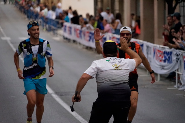 Give me five! Photo © Carlos Ponce